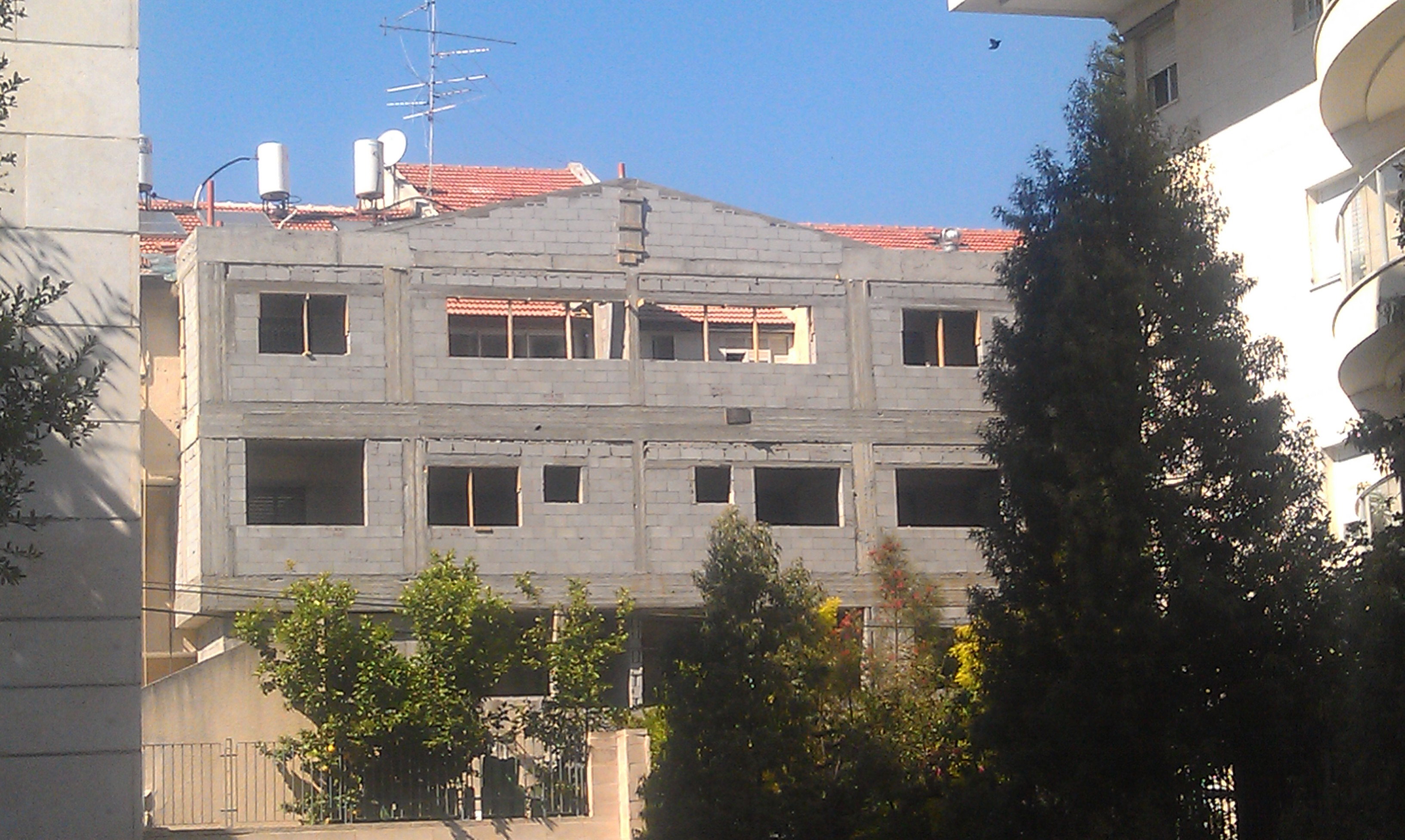 Addition of wing construction in an existing building