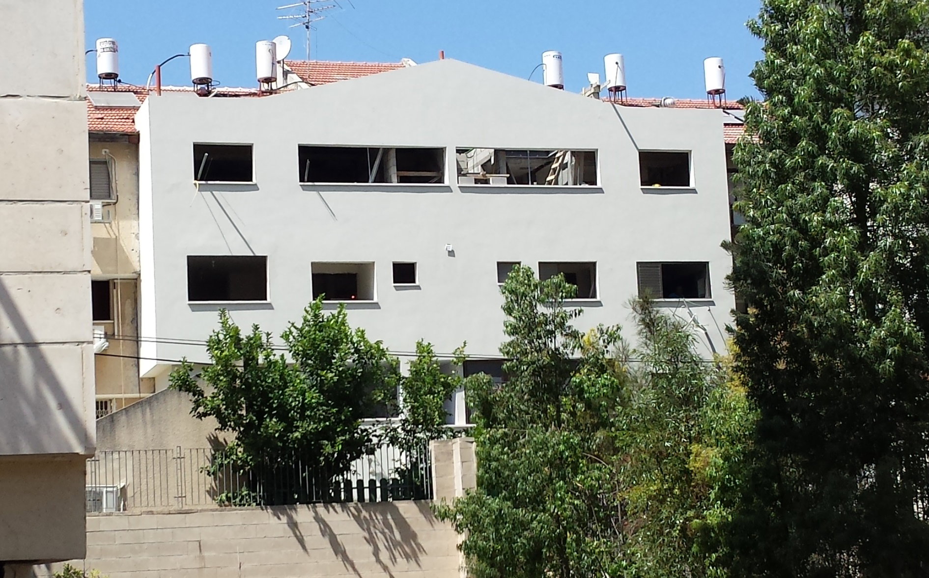 Addition of wing construction in an existing building