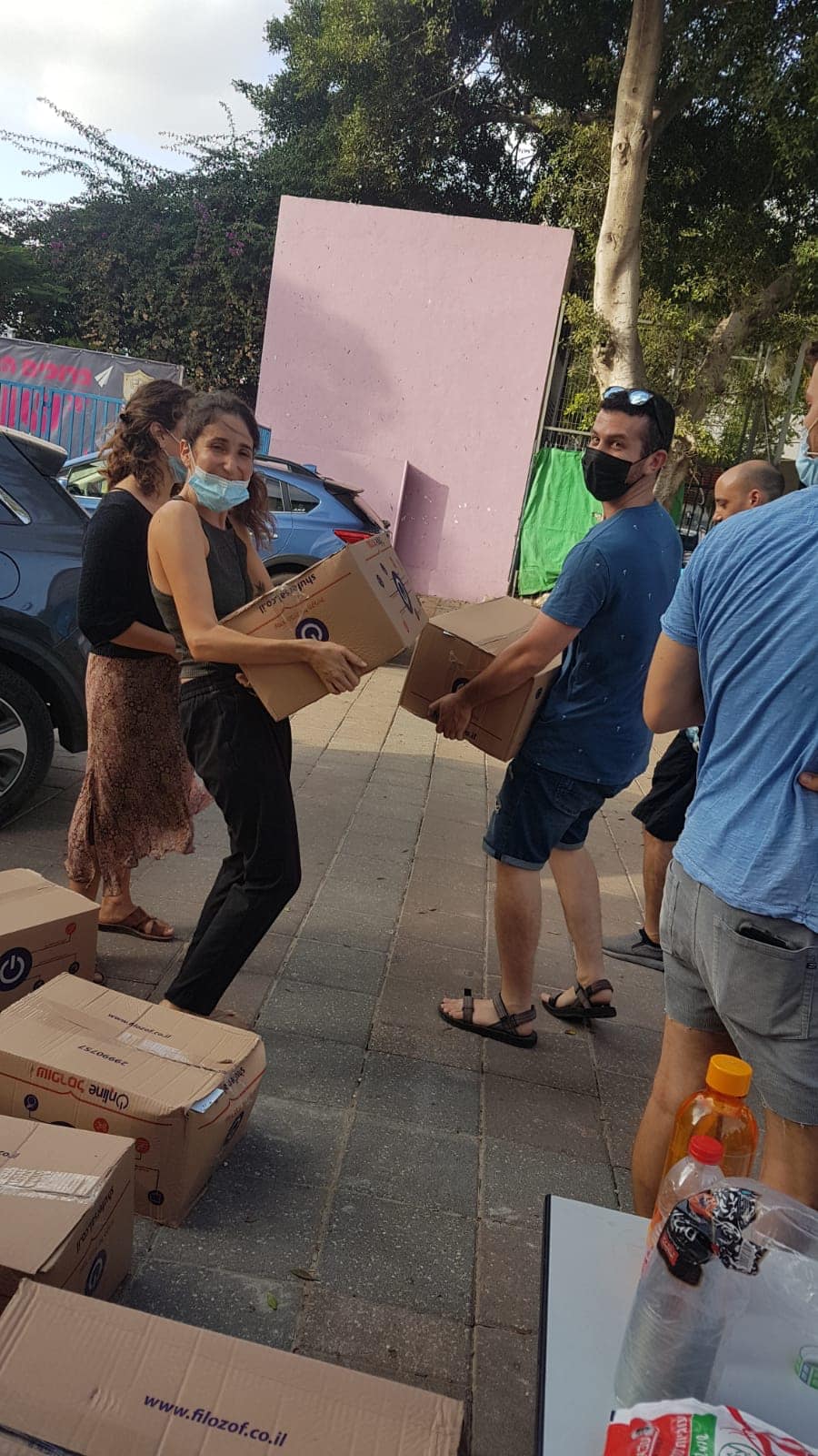 Distribution of food baskets