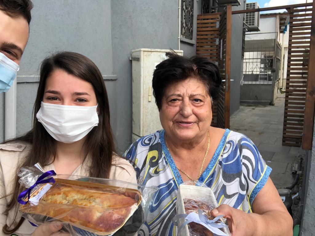 חלוקת עוגות לקשישים בקהילה