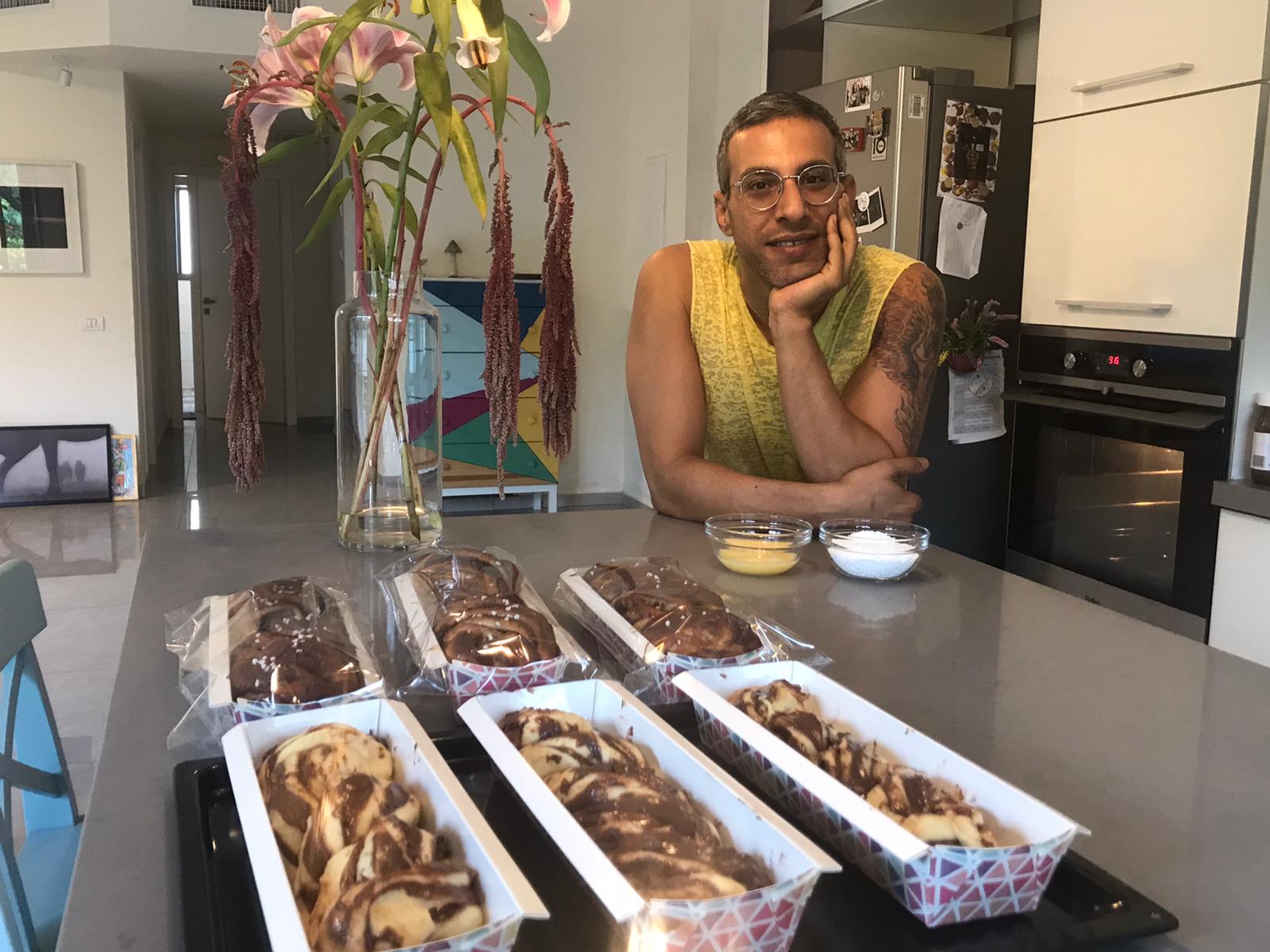 חלוקת עוגות לקשישים בקהילה