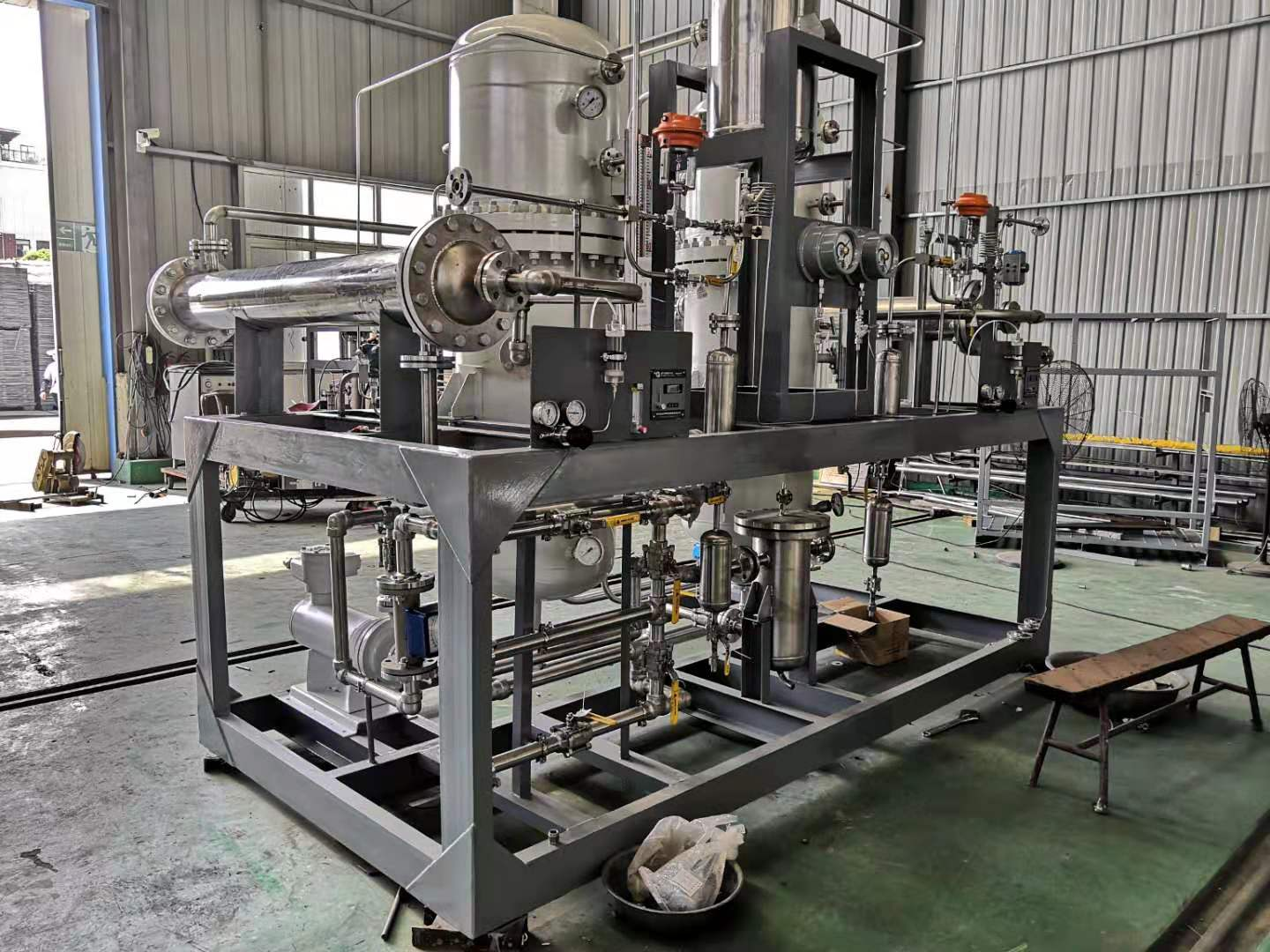 Equipment for the production of hydrogen gas