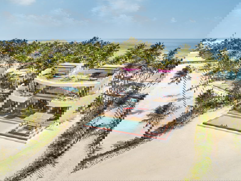 منتجع لوكس * الشاطئ