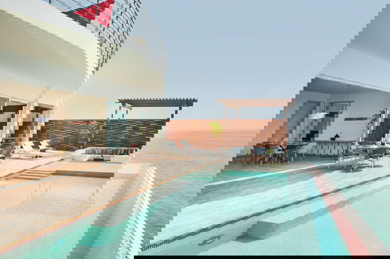 سكن فوق الماء