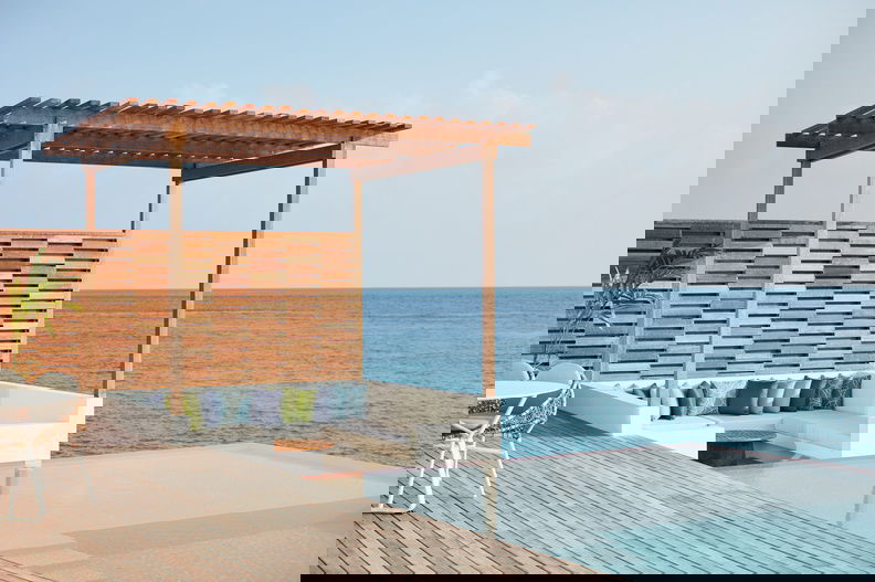 سكن فوق الماء