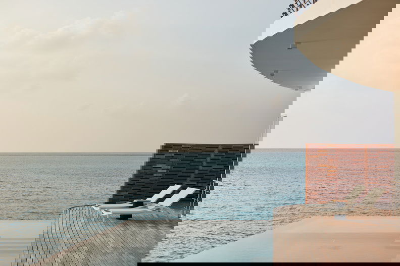 سكن فوق الماء