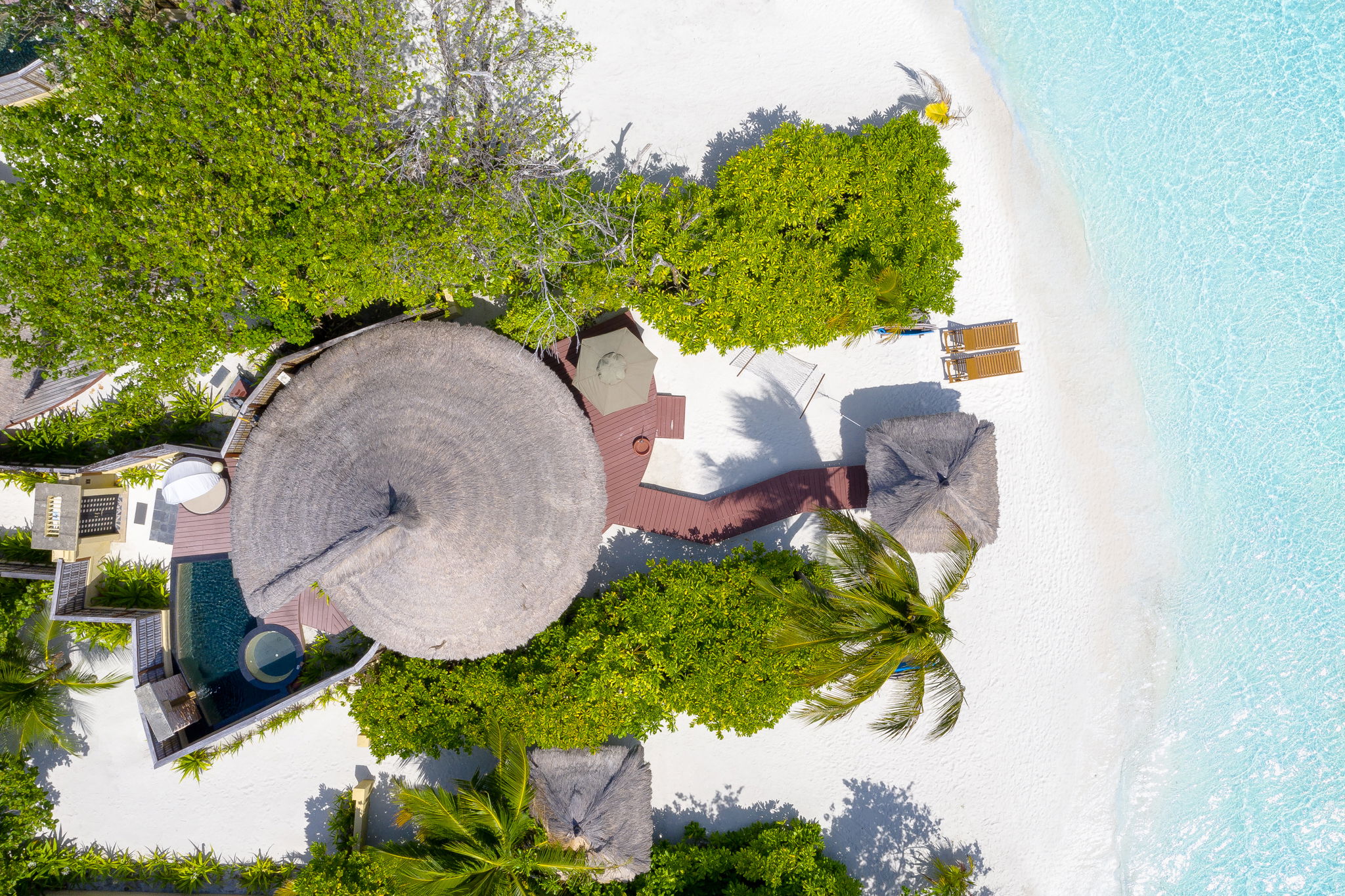 فيلا بمسبح مواجهة للشاطئ