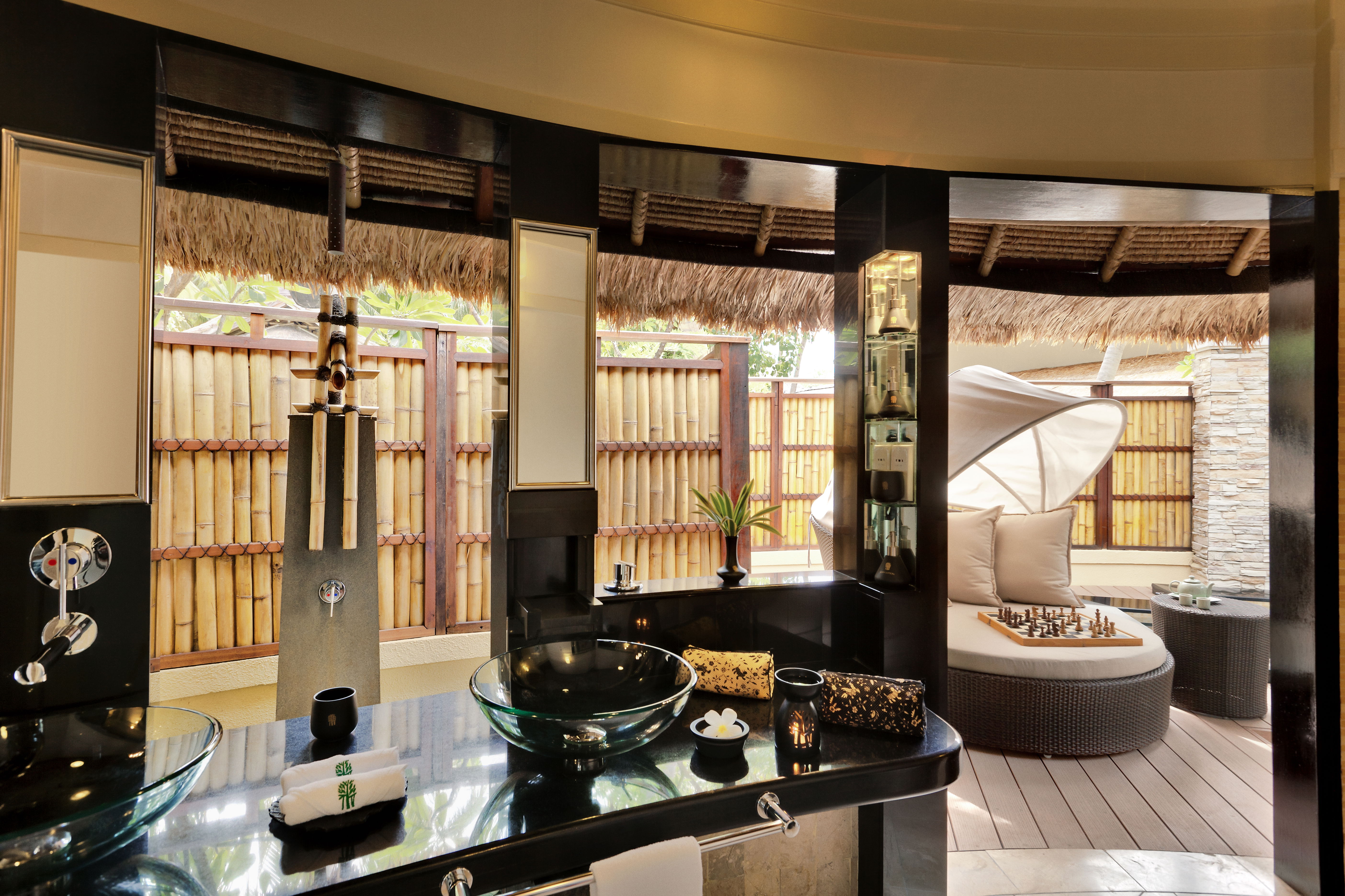 فيلا بمسبح مواجهة للشاطئ