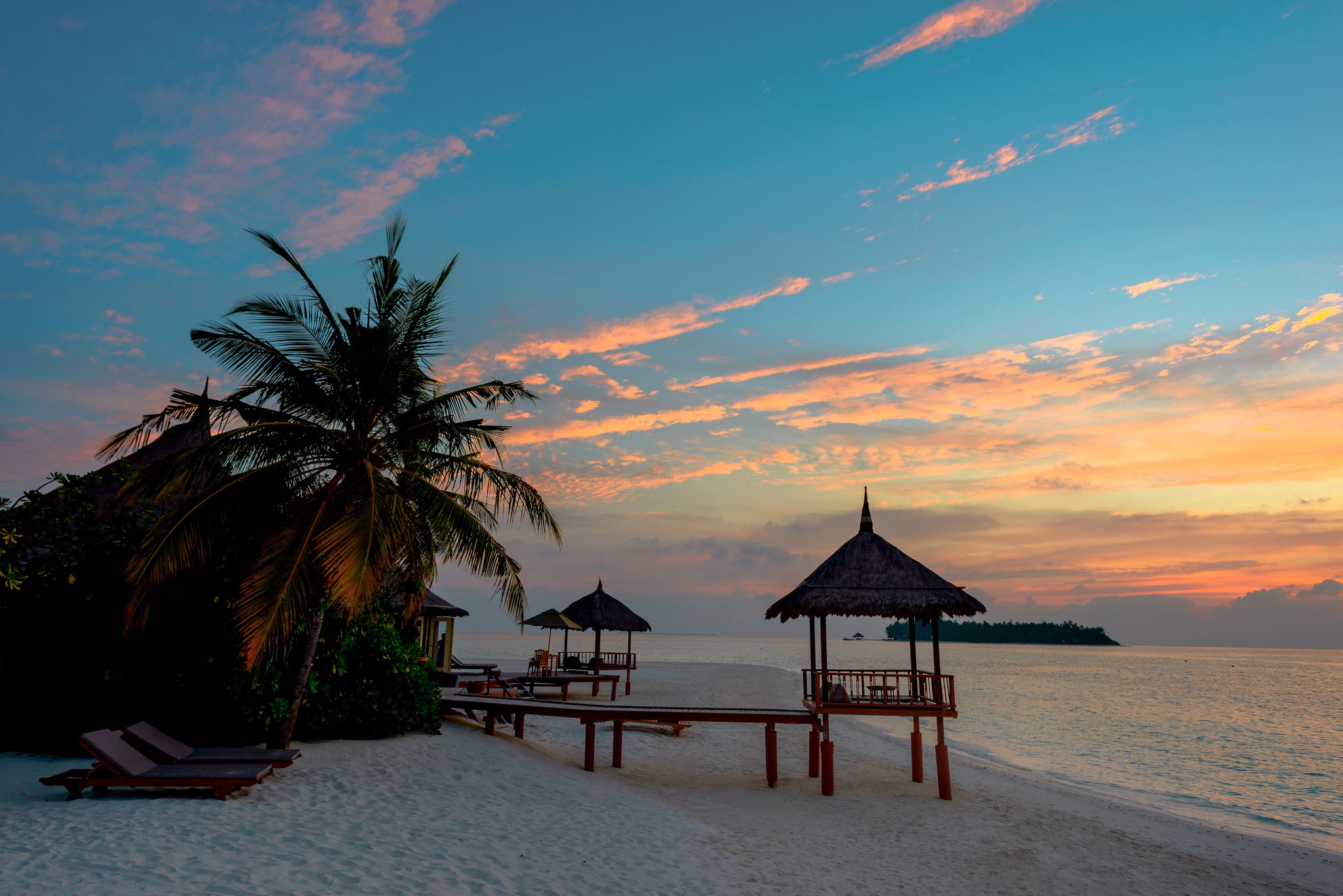 فيلا بمسبح مواجهة للشاطئ