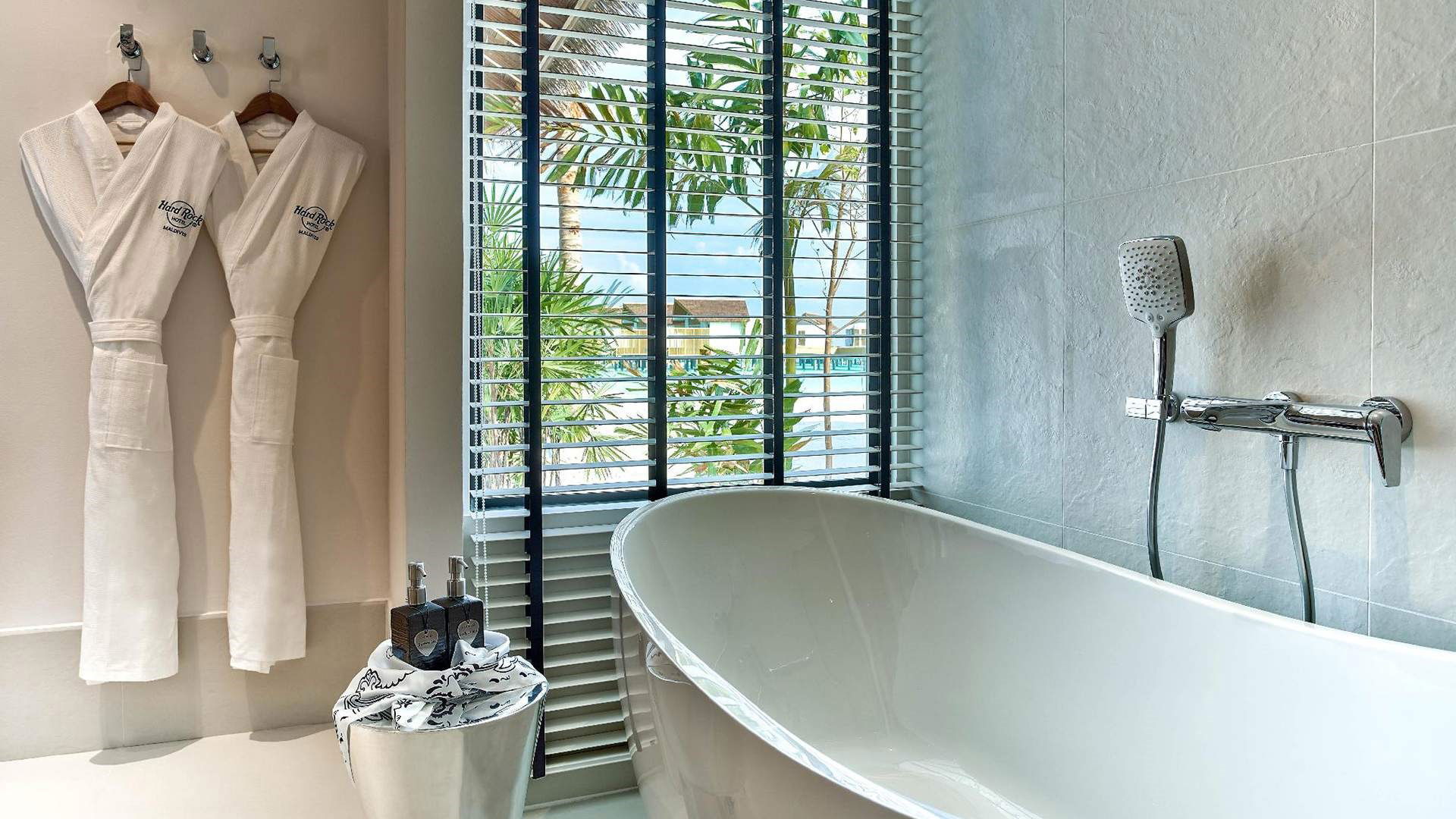 प्लैटिनम ओवरवाटर पूल विला - 75 एसक्यू एम।