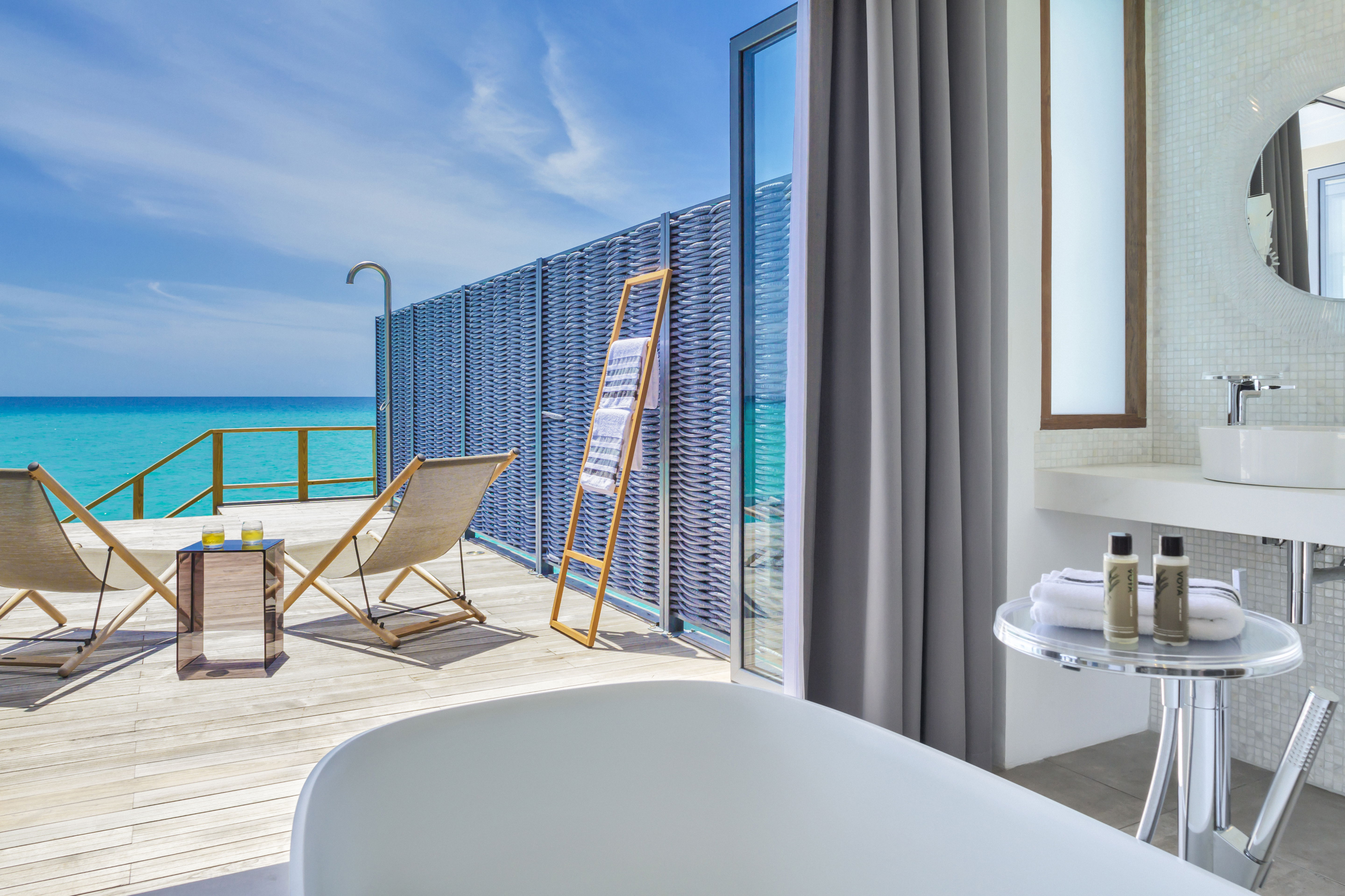 पूल के साथ पानी विला