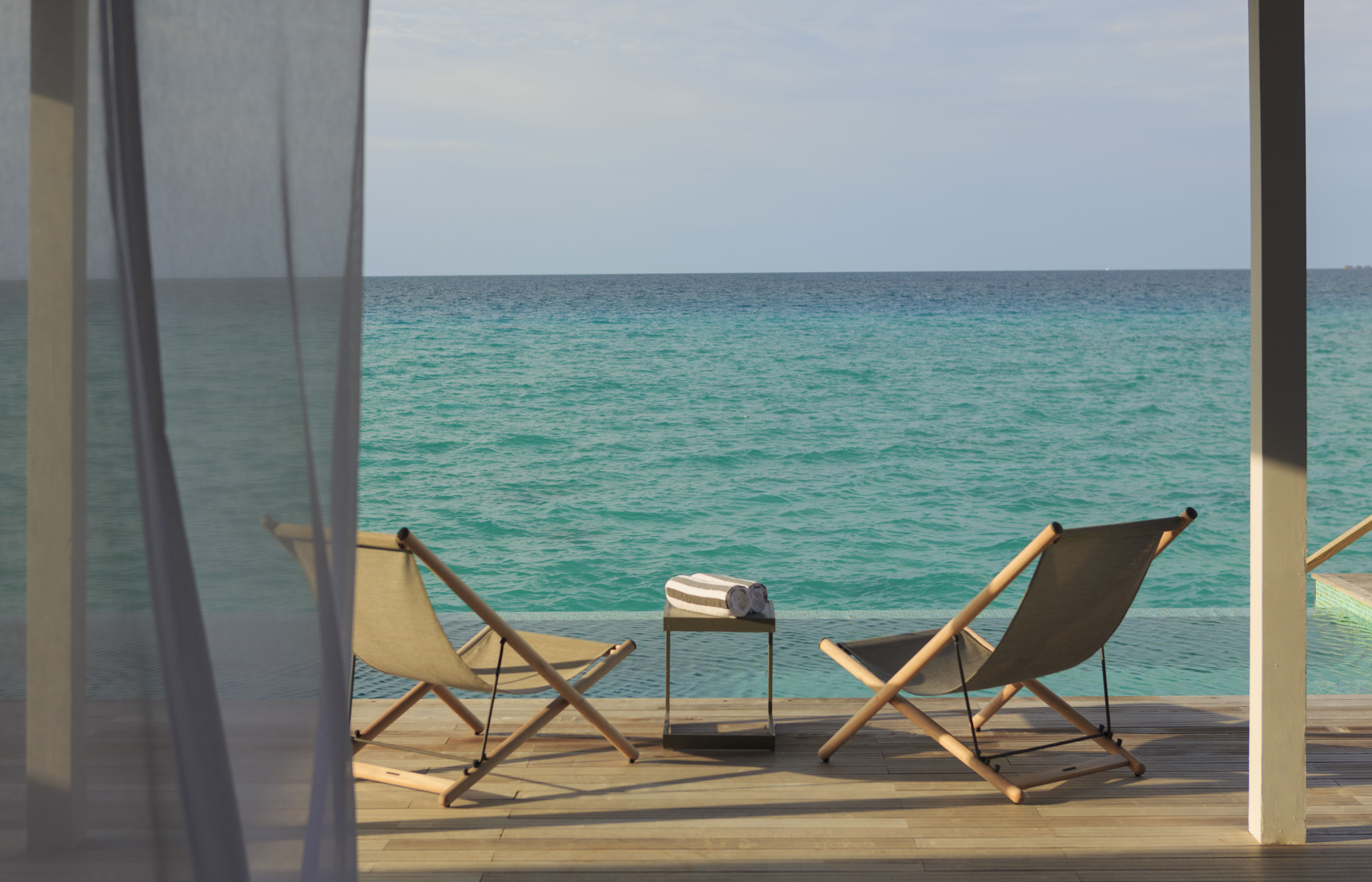 पूल के साथ पानी विला