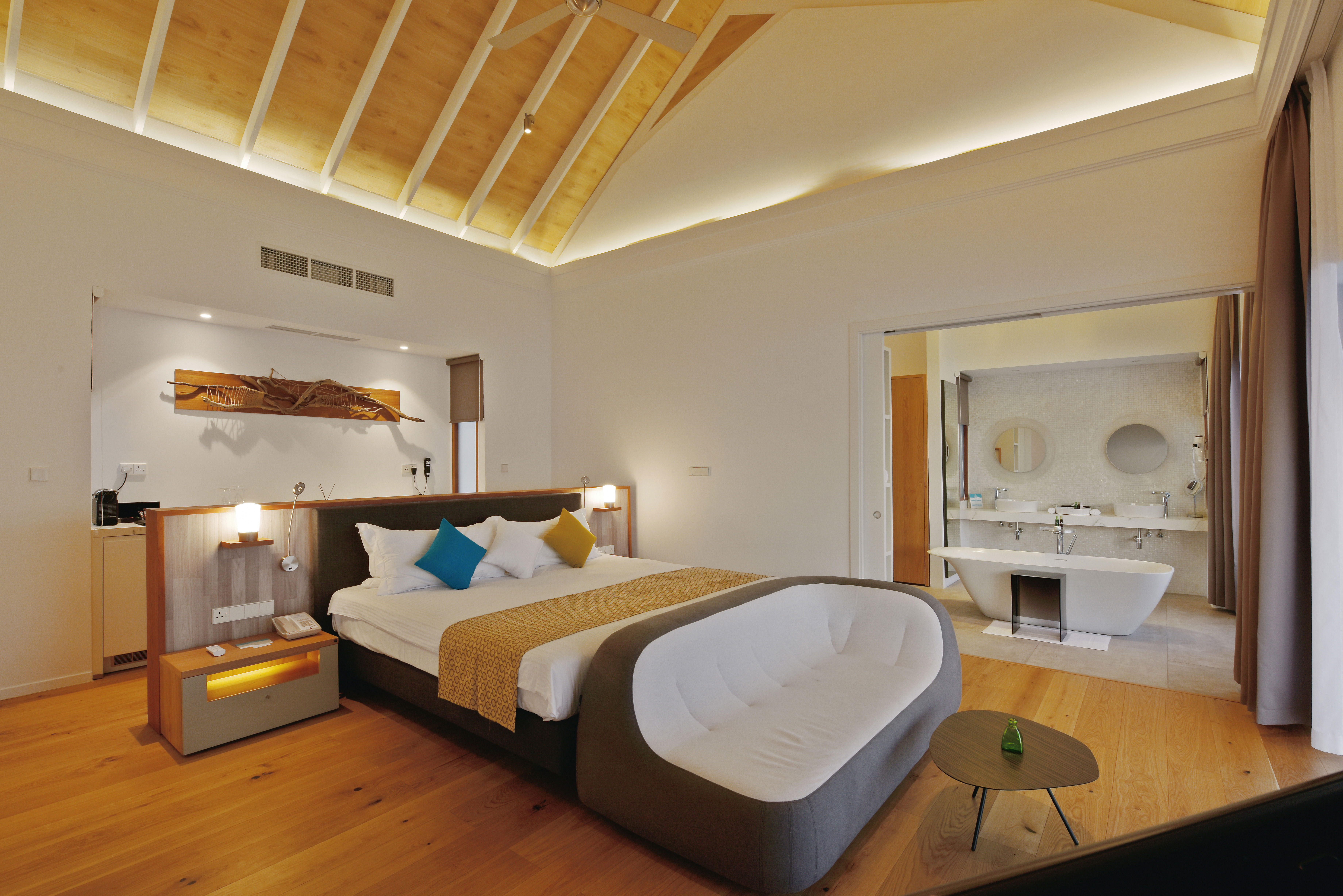 पूल के साथ पानी विला